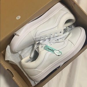 NWT VANS WHITE OLD SKOOLS